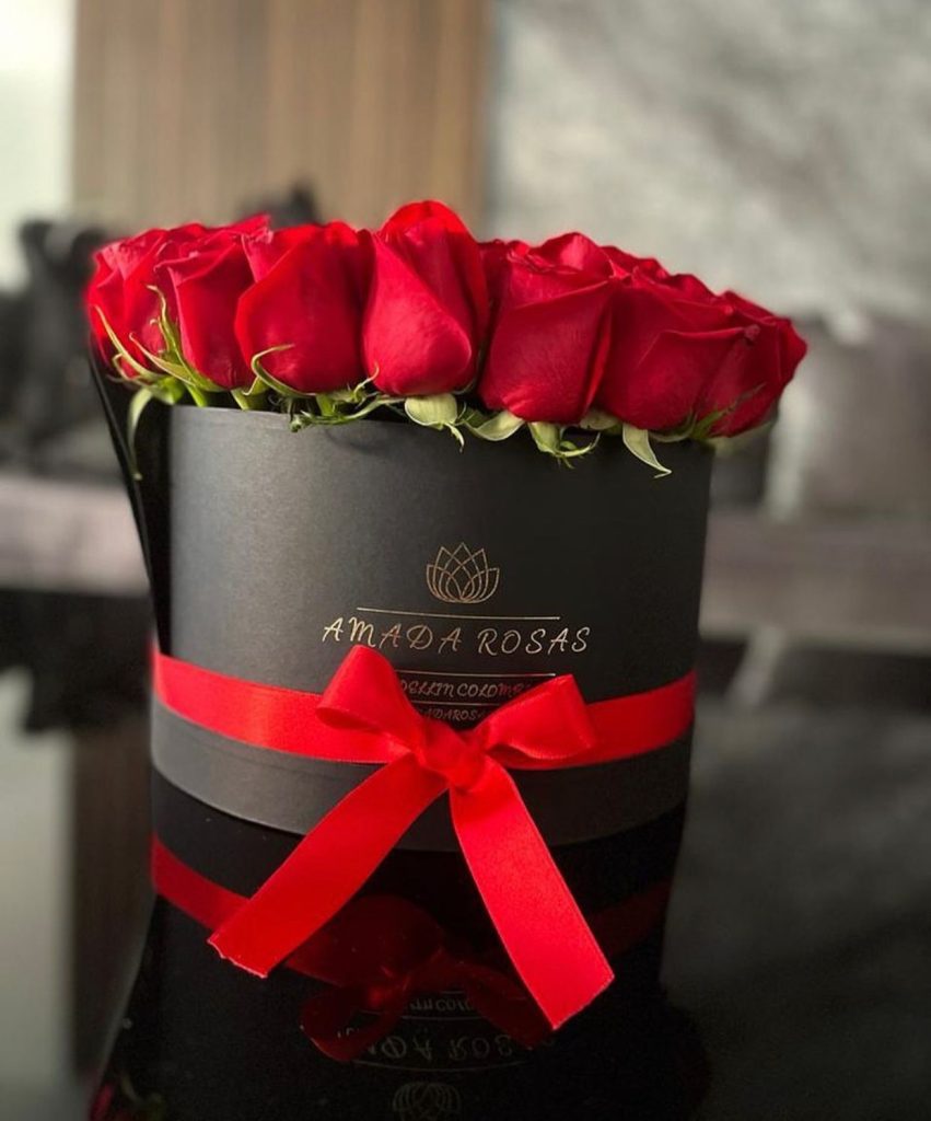 Caja floral redonda mediana plana con 30 a 35 rosas premium: 150.000