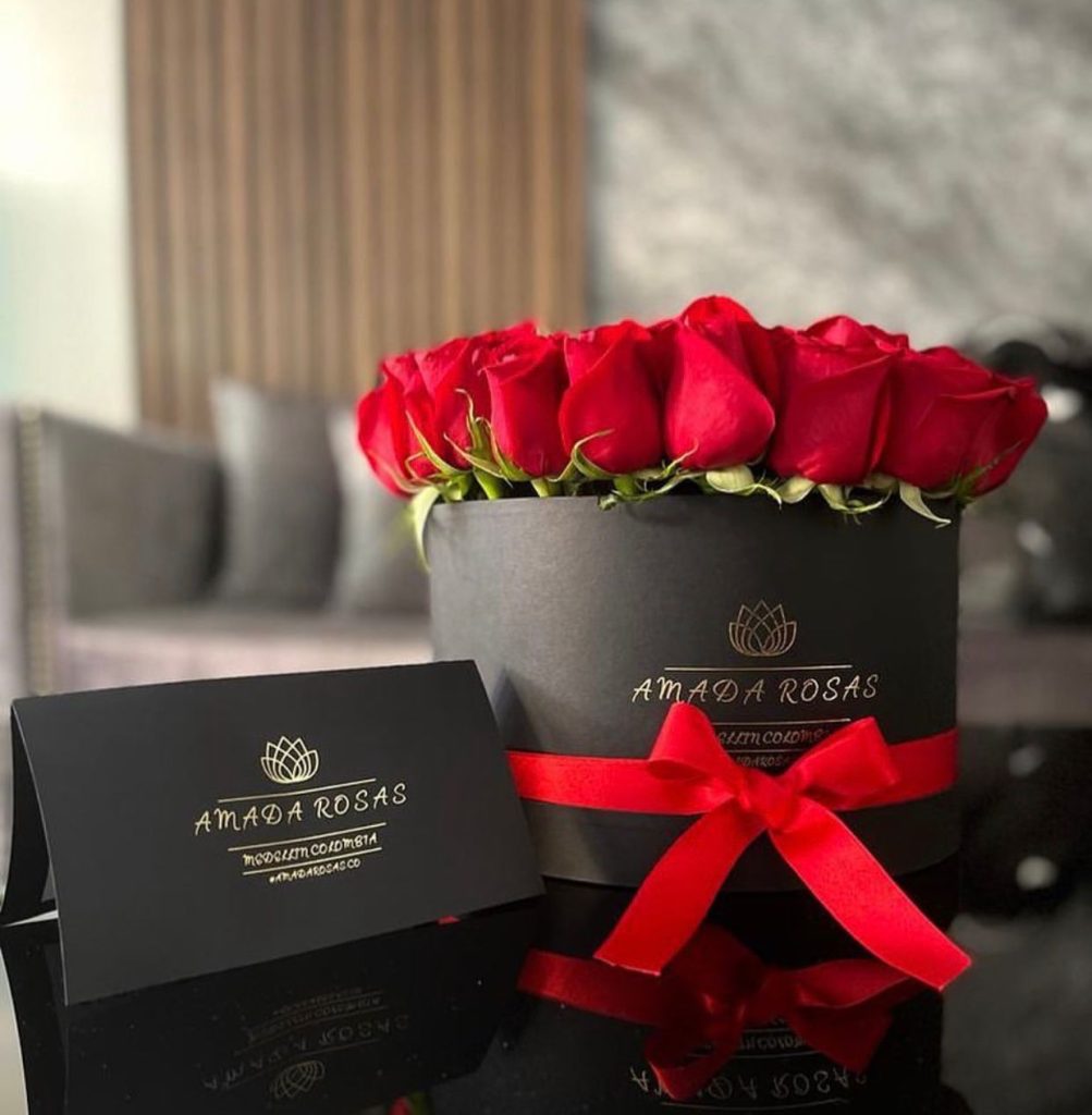 Caja floral redonda grande plana con 50 a 55 rosas premium: 185.000
