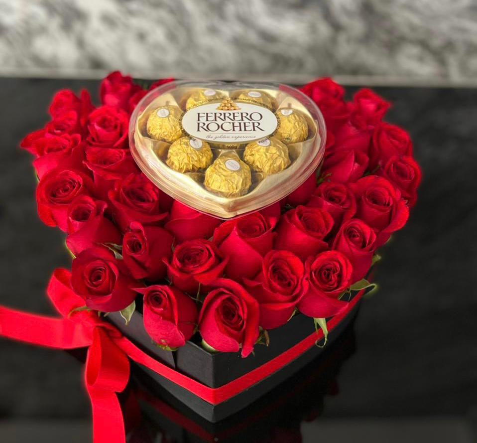 Caja floral corazón con 45 a 50 rosas premium mas corazón ferrero Rocher con 8 chocolates: 225.000