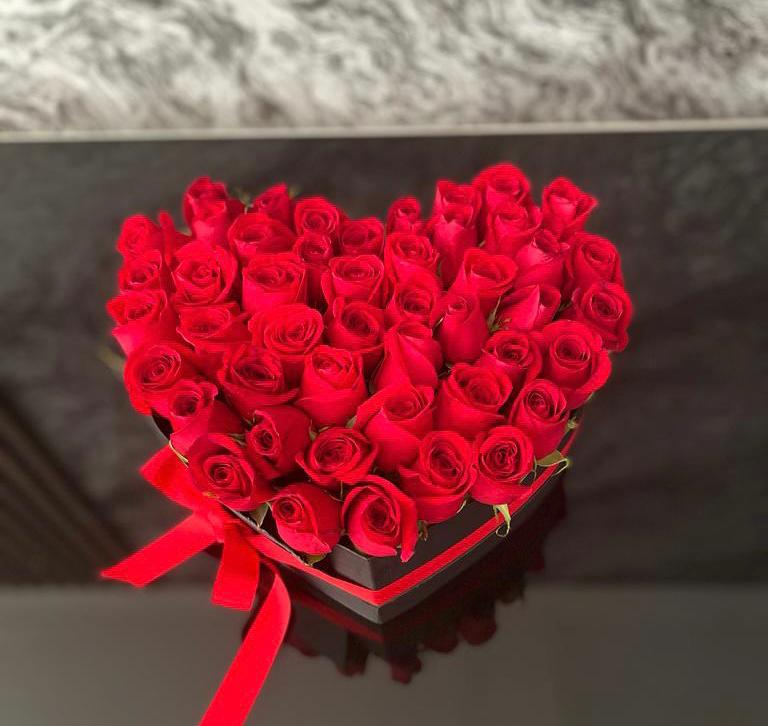 Caja floral corazón con 45 a 50 rosas premium: 205.000