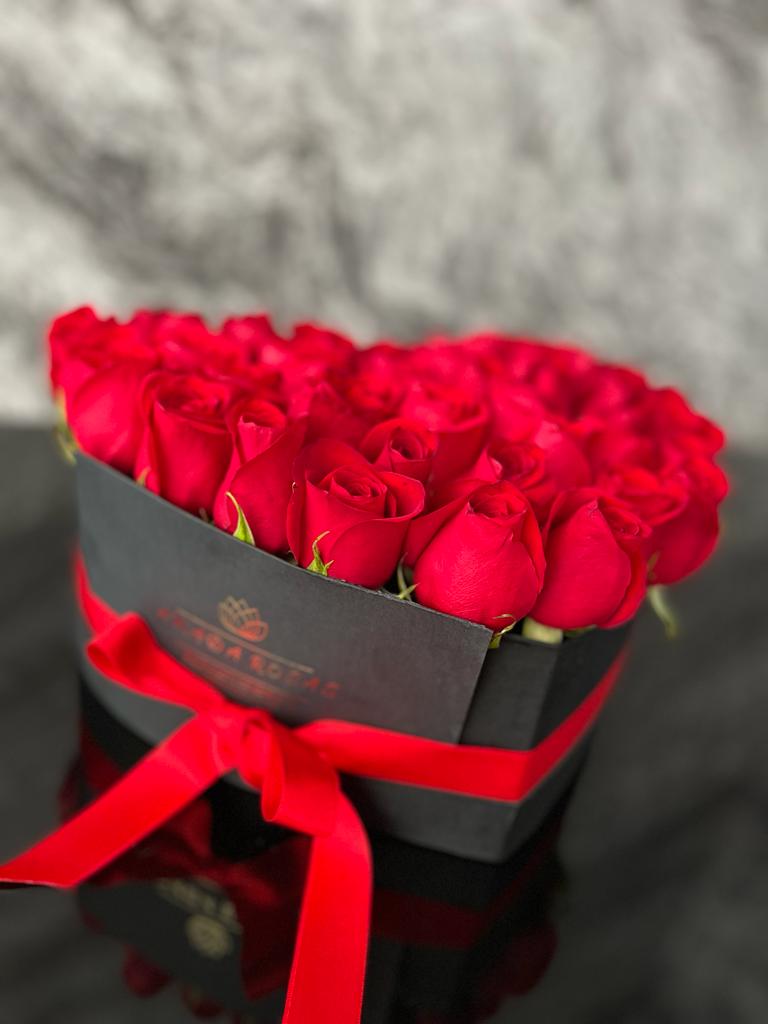 Caja floral corazón con 45 a 50 rosas premium: 205.000