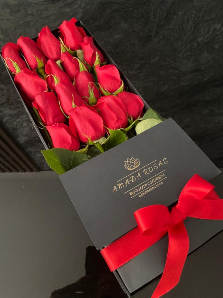 Caja floral larga con 16 rosas premium: 120.000